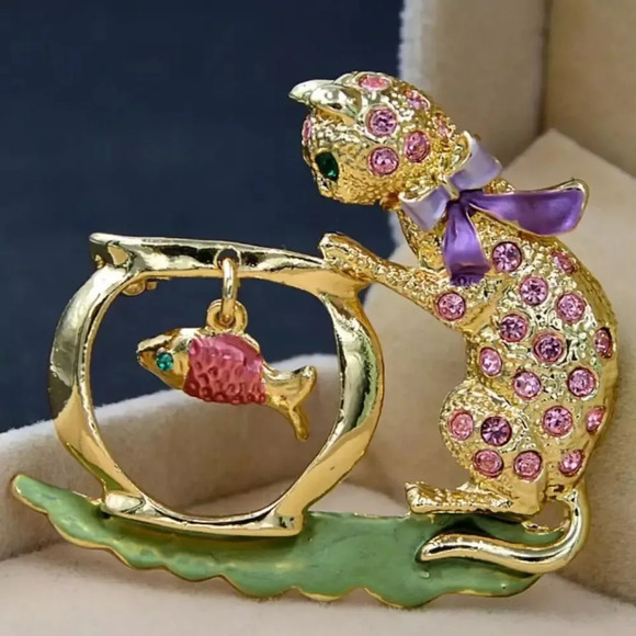 VQ Cat Brooch - Picture 2 of 7